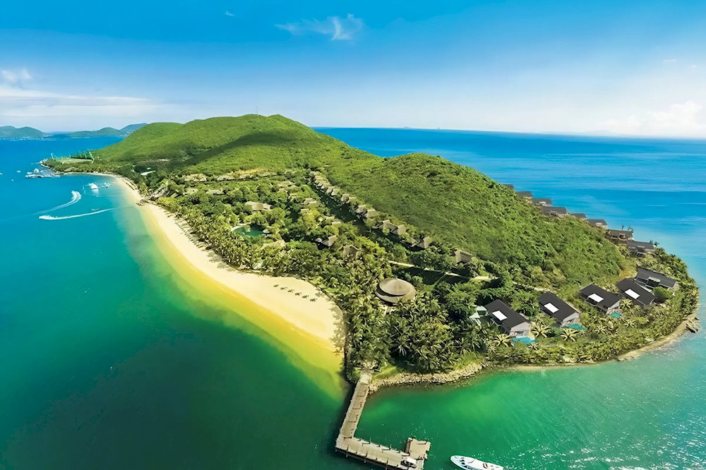 With temperatures averaging 26-28°C, Hon Tre Island boasts a warm tropical climate ideal for year-round travel